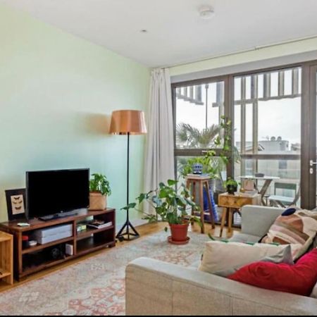 Large One Bedroom Apartment With Balcony London Exterior photo